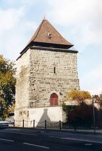 Der mittelalterliche Pulver- oder Ziegelturm. Im 15. Jhd. waren hier Juden zur Erpressung von Lösegeldern inhaftiert